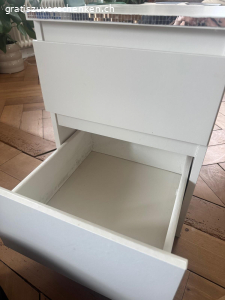Kleiner weisser Nachttisch, vermutlich IKEA MALM