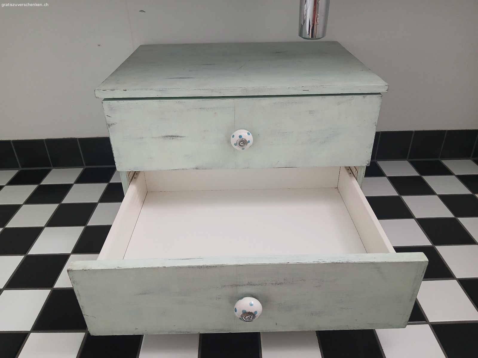 kleines Möbel mit zwei Schubladen. mintgrünes Möbel mit zwei Schubladen im Shabby-Chic-Stil

L x B x H: 50 x 38 x 36