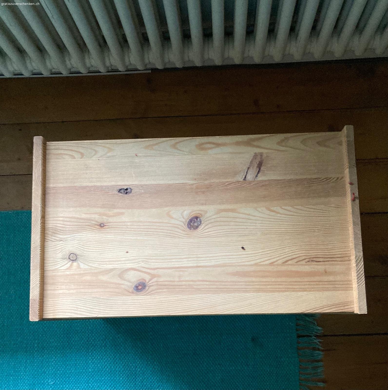Kleines Möbel. Darf gerne abgeholt werden!