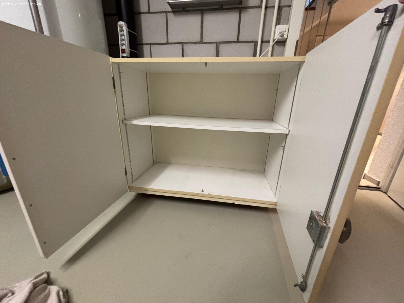 kleines Schrankmöbel. Infolge Haushaltauflösung zu verschenken: 
Schrankmöbel, stand in der Waschküche, um Verschiedenes versorgen zu können.
Länge 95cm
Tiefe 44cm
Höhe 78cm

muss bis Mitte Mai abgeholt werden