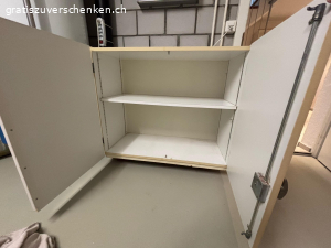 kleines Schrankmöbel. Infolge Haushaltauflösung zu verschenken: 
Schrankmöbel, stand in der Waschküche, um Verschiedenes versorgen zu können.
Länge 95cm
Tiefe 44cm
Höhe 78cm

muss bis Mitte Mai abgeholt werden
