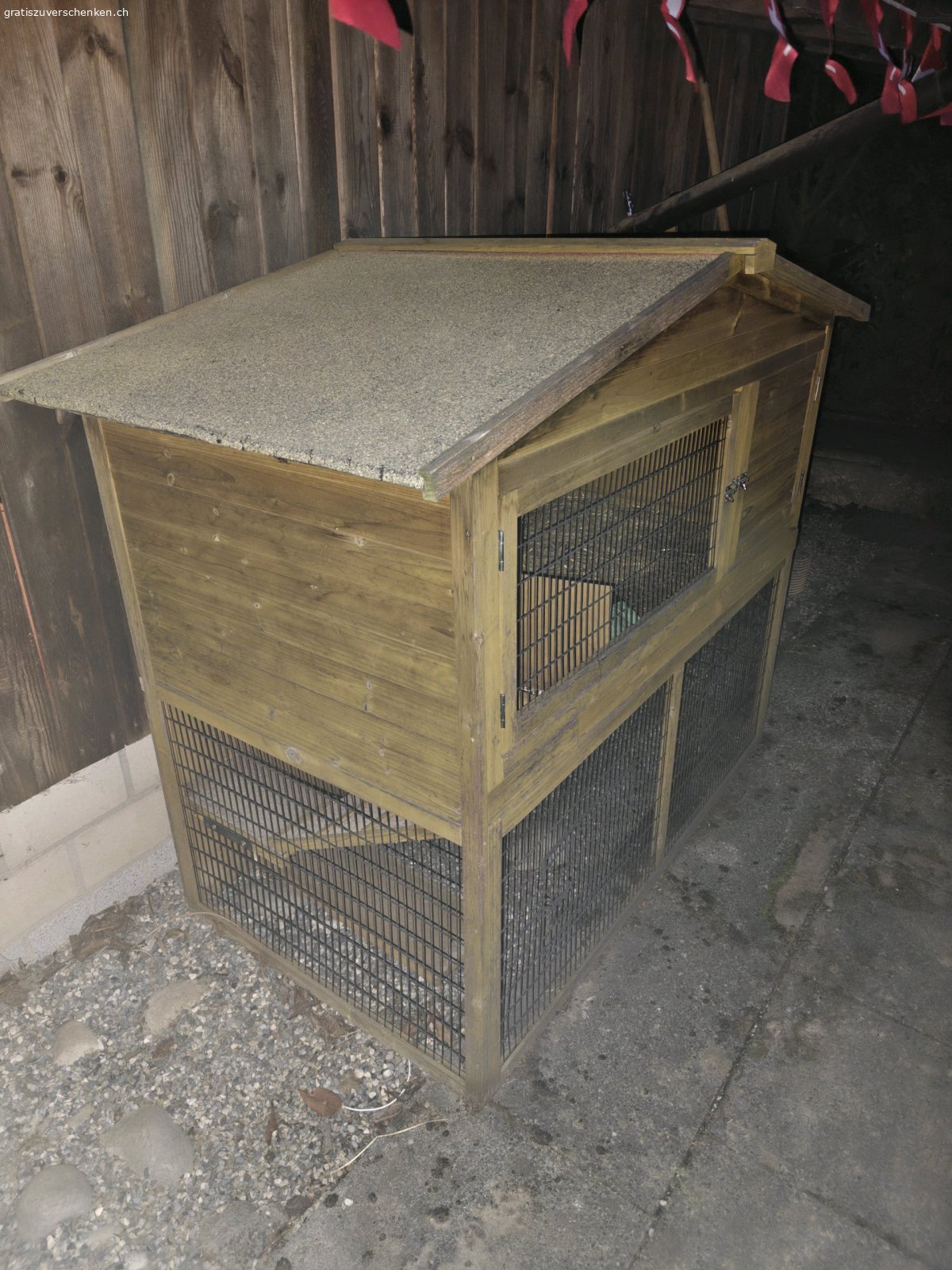Kleintierstall. Gratis abzugeben. Muss selbst demontiert werden. wurde zuvor als Meerschweinchenstall und anschliessend als Schildkröte Zuhause verwendet.