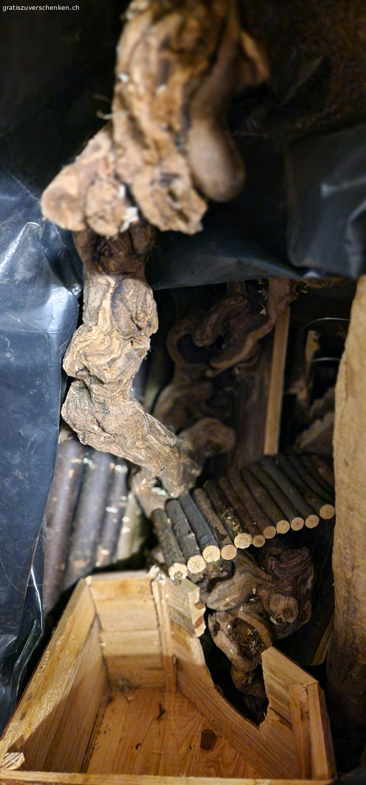 kleintierzubehör. Baumstrunk und diverses