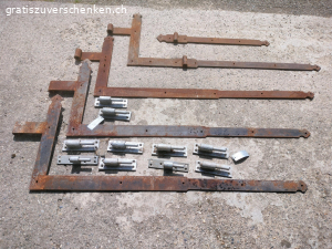 Klobenbänder plus Scharnier. Schöne Klobenbänder plus Scharniere Nähe Stein am Rhein abzugeben.