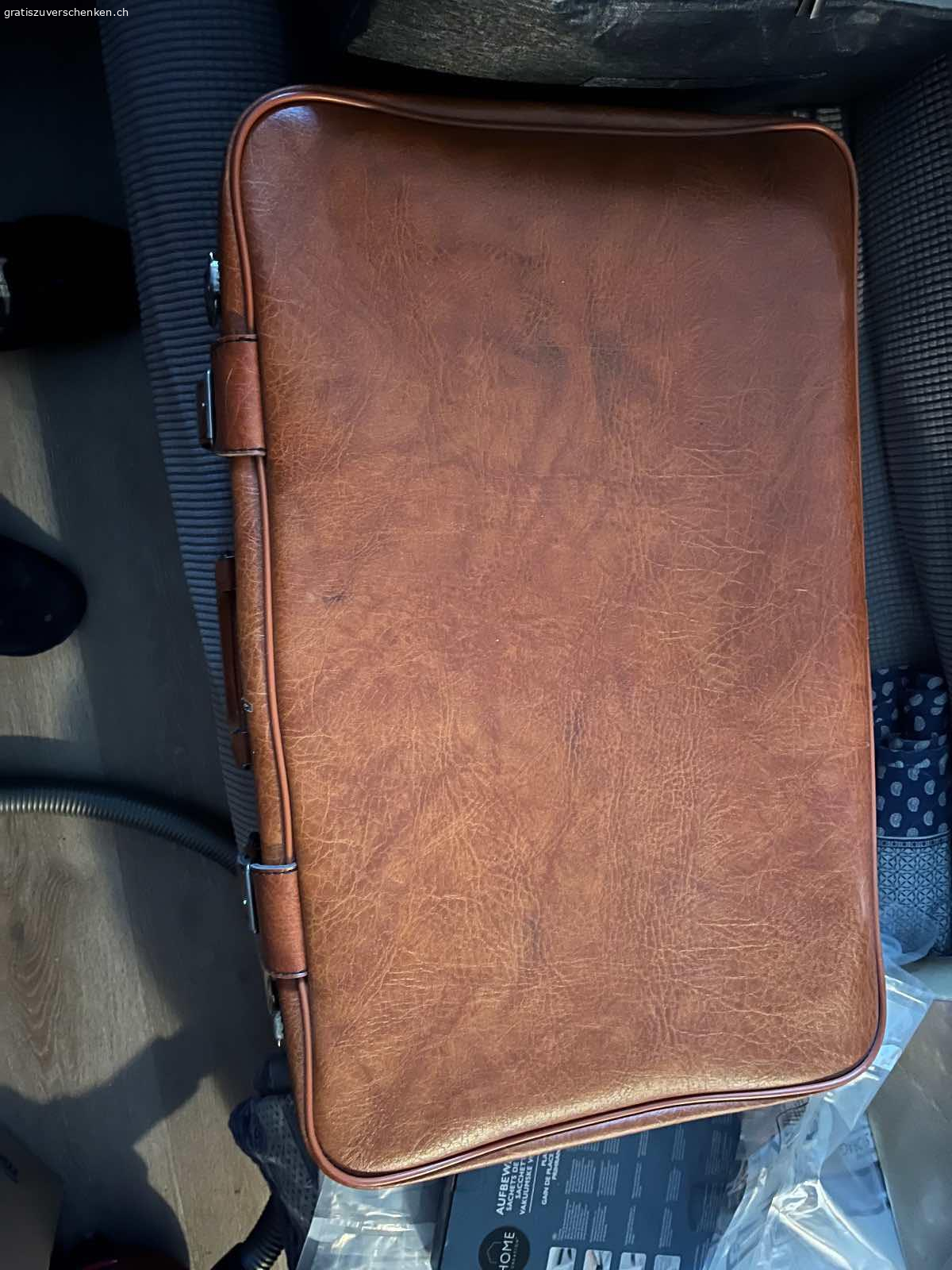 Koffer. Zwei schöne Koffer. Farbe: Hellbraun. Der kleinere passt perfekt im grösseren hinein. Masse grosser: Länge 65 cm. Tiefe 15 cm. Breite 67 cm. Masse kleiner: Länge 55 cm. Tiefe 13 cm. Breite 36 cm. 
Beide Koffer sind verschliessbar. Zwei Schlüssel vorhanden. In Dürnten abzuholen.
