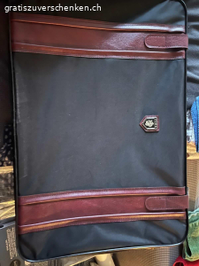 Koffer. Schöner Koffer von York. Koffer hat unten zwei Räder und ei Griff auf der Seite. Masse: Länge 75 cm. Tiefe 19 cm. Breite 76 cm. Zwei Schlüssel sind auch vorhanden. In Dürnten abzuholen.