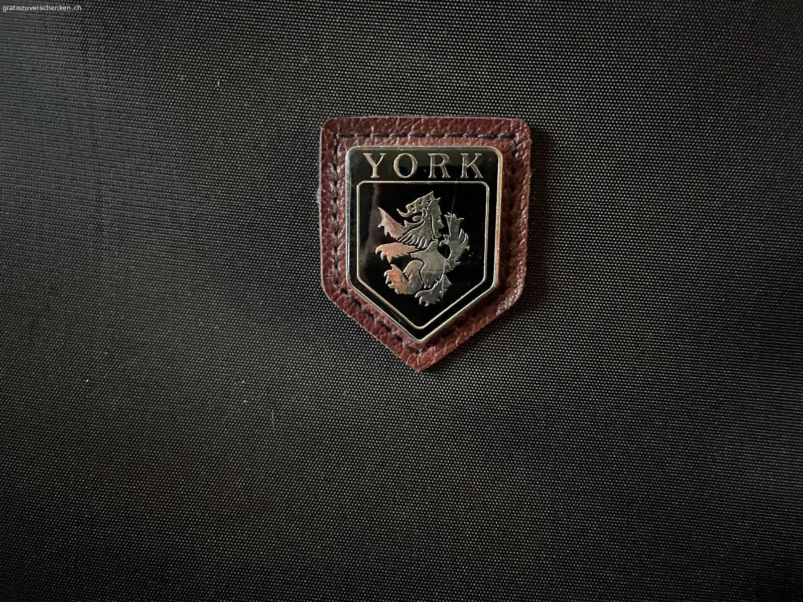 Koffer. Schöner Koffer von York. Koffer hat unten zwei Räder und ei Griff auf der Seite. Masse: Länge 75 cm. Tiefe 19 cm. Breite 76 cm. Zwei Schlüssel sind auch vorhanden. In Dürnten abzuholen.