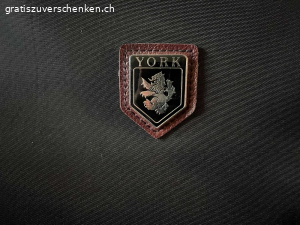 Koffer. Schöner Koffer von York. Koffer hat unten zwei Räder und ei Griff auf der Seite. Masse: Länge 75 cm. Tiefe 19 cm. Breite 76 cm. Zwei Schlüssel sind auch vorhanden. In Dürnten abzuholen.