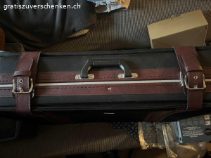 Koffer. Schöner Koffer von York. Koffer hat unten zwei Räder und ei Griff auf der Seite. Masse: Länge 75 cm. Tiefe 19 cm. Breite 76 cm. Zwei Schlüssel sind auch vorhanden. In Dürnten abzuholen.
