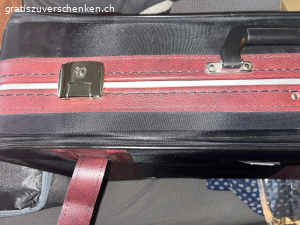 Koffer. Schöner Koffer von York. Koffer hat unten zwei Räder und ei Griff auf der Seite. Masse: Länge 75 cm. Tiefe 19 cm. Breite 76 cm. Zwei Schlüssel sind auch vorhanden. In Dürnten abzuholen.