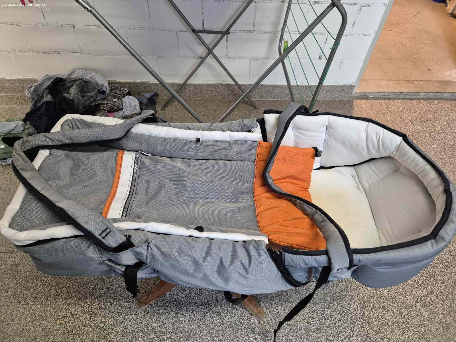 Kombi-Kinderwagen. Kinderwagen mit Babytragtasche und später als Sitzwagen verwendbar.
Der Wagen wurde viel gebraucht, ist aber noch voll funktionstüchtig. Die Matratze der Tragtasche hat einen  Fleck.