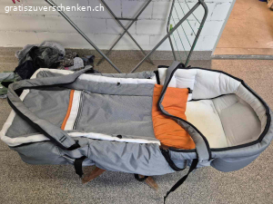 Kombi-Kinderwagen. Kinderwagen mit Babytragtasche und später als Sitzwagen verwendbar.
Der Wagen wurde viel gebraucht, ist aber noch voll funktionstüchtig. Die Matratze der Tragtasche hat einen  Fleck.