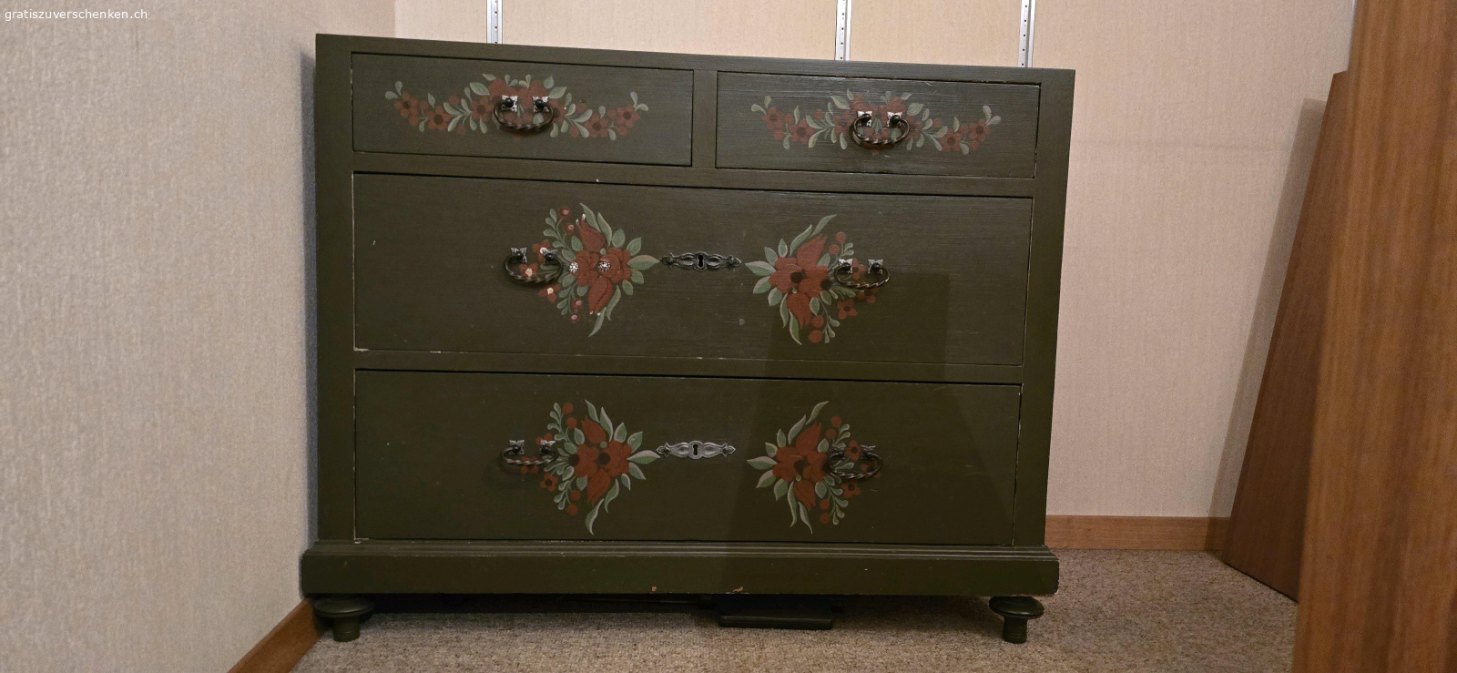 Kommode bemalt. Kommode 
bemalt
Masse ca. B=96cm, T=48cm, H=78cm
Deckplatte fehlt
Es gibt eine Holzplatte die breiter ist und als Schreibtisch gebraucht werden kann.

Muss abgeholt werden