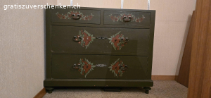 Kommode bemalt. Kommode 
bemalt
Masse ca. B=96cm, T=48cm, H=78cm
Deckplatte fehlt
Es gibt eine Holzplatte die breiter ist und als Schreibtisch gebraucht werden kann.

Muss abgeholt werden