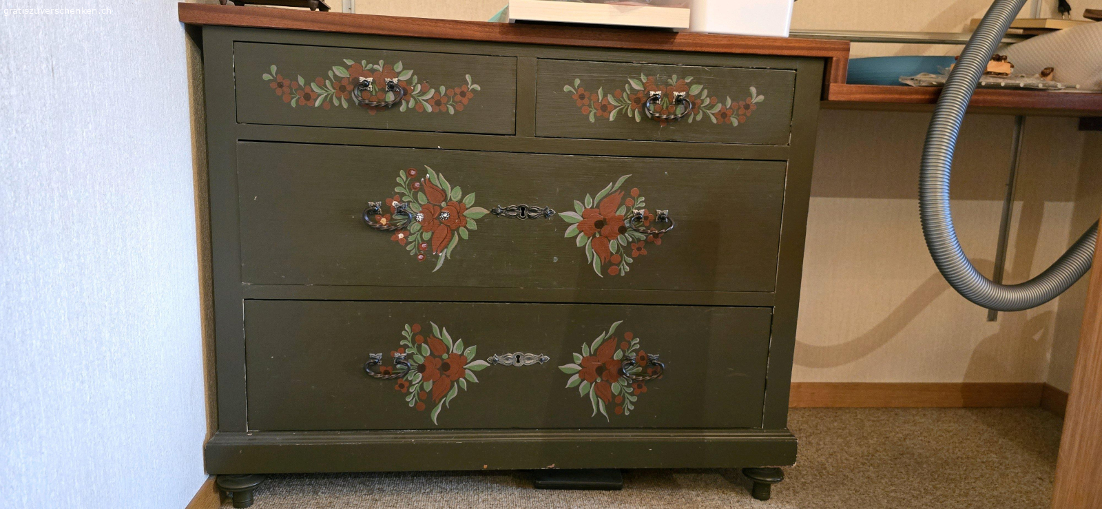 Kommode bemalt. Kommode 
bemalt
Masse ca. B=96cm, T=48cm, H=78cm
Deckplatte fehlt
Es gibt eine Holzplatte die breiter ist und als Schreibtisch gebraucht werden kann.

Muss abgeholt werden