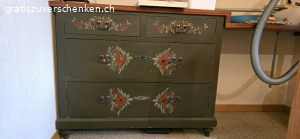 Kommode bemalt. Kommode 
bemalt
Masse ca. B=96cm, T=48cm, H=78cm
Deckplatte fehlt
Es gibt eine Holzplatte die breiter ist und als Schreibtisch gebraucht werden kann.

Muss abgeholt werden