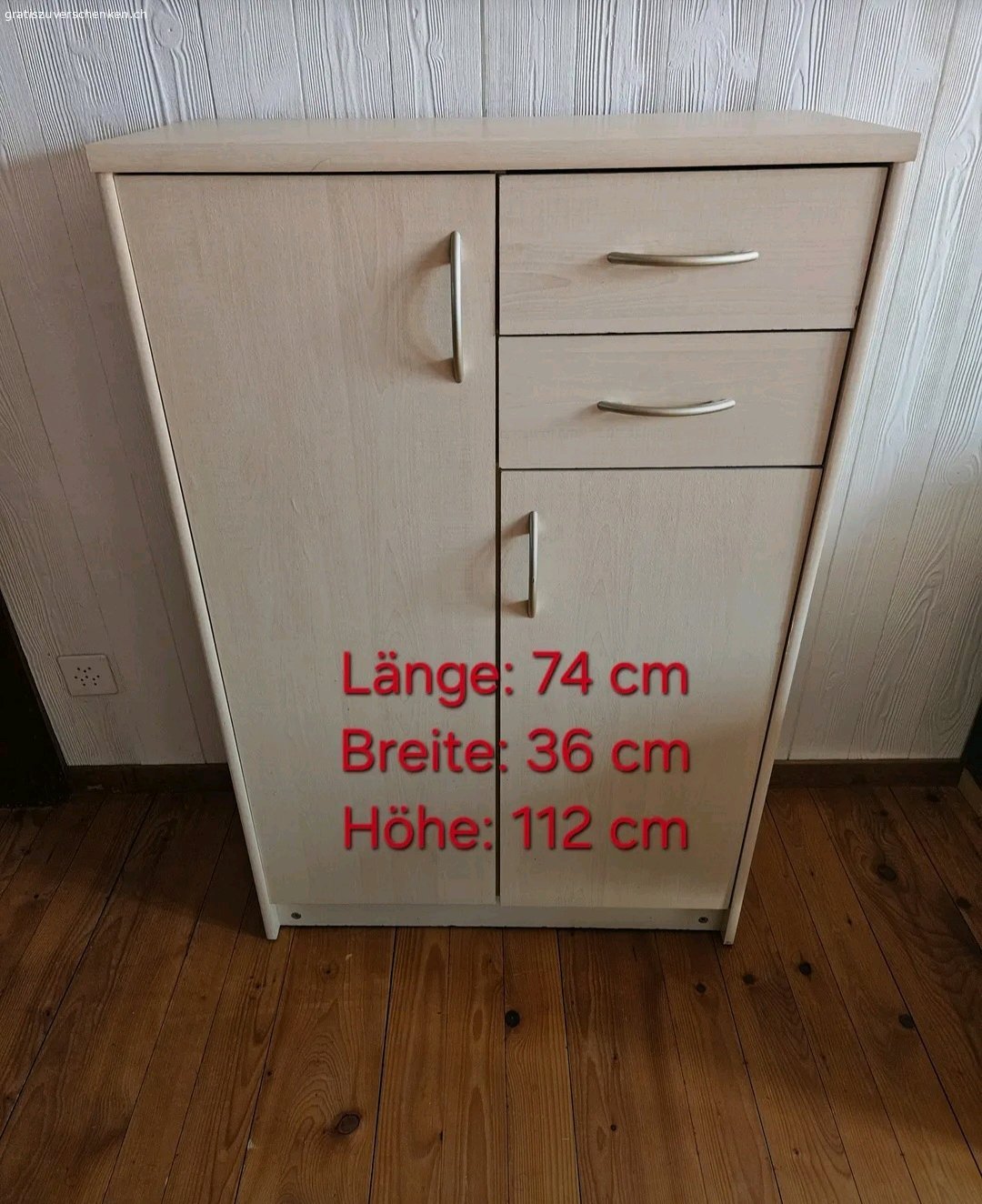 Kommode hell. Gebrauchsspuren

Muss im 2. Stock ohne Lift abgeholt werden.