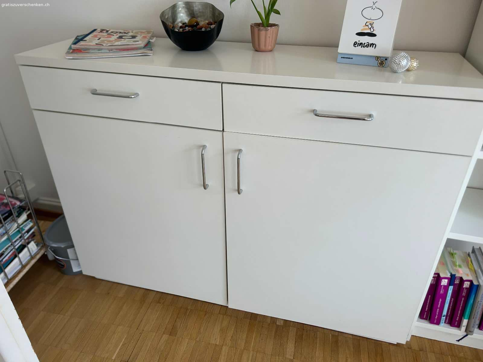 Kommode / Schrank. Leider habe ich im neuen Raum keinen Platz mehr. 
Daher kann der Schrank/ die Kommode gerne abgeholt werden.