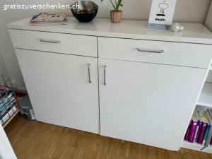 Kommode / Schrank. Leider habe ich im neuen Raum keinen Platz mehr. 
Daher kann der Schrank/ die Kommode gerne abgeholt werden.