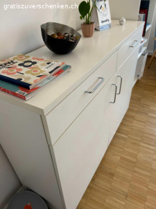 Kommode / Schrank. Leider habe ich im neuen Raum keinen Platz mehr. 
Daher kann der Schrank/ die Kommode gerne abgeholt werden.