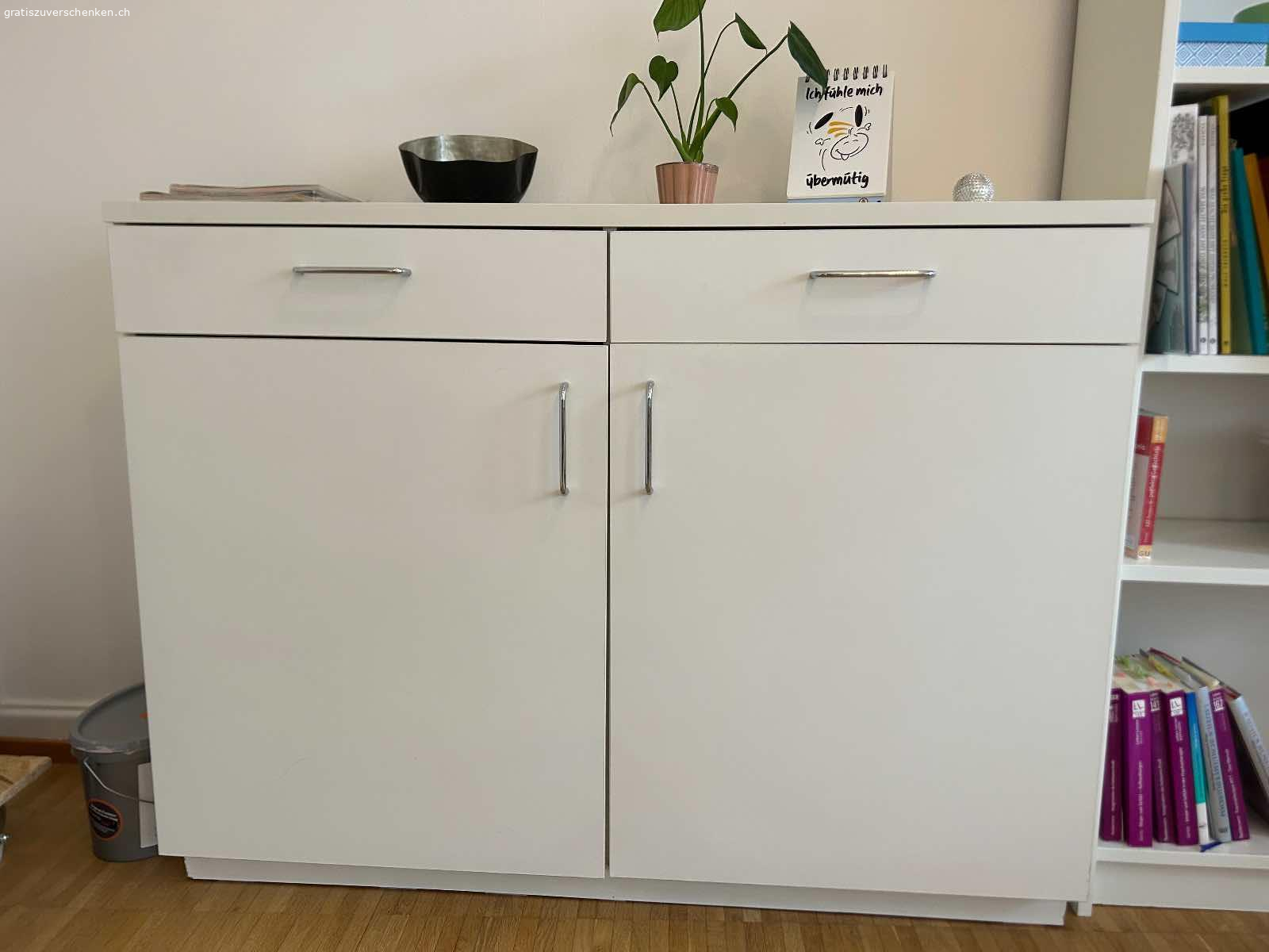 Kommode / Schrank. Leider habe ich im neuen Raum keinen Platz mehr. 
Daher kann der Schrank/ die Kommode gerne abgeholt werden.