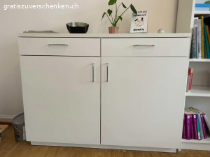 Kommode / Schrank. Leider habe ich im neuen Raum keinen Platz mehr. 
Daher kann der Schrank/ die Kommode gerne abgeholt werden.