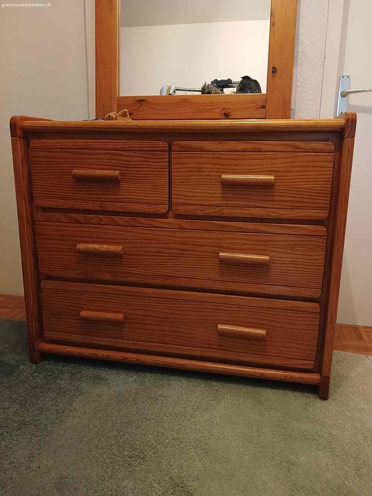 Kommode und Spiegel gratis zum verschenken. Kommode und Speigel gratis zum selber abholen. Kann sofort abgeholt werden.
Kommode und Spiegel Rahmen aus Holz.
Spiegel Breite: 73.5 cm Länge: 121 cm
Kommode Breite: 100 cm Länge: 82 cm Tiefe: 50 cm