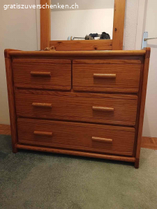 Kommode und Spiegel gratis zum verschenken. Kommode und Speigel gratis zum selber abholen. Kann sofort abgeholt werden.
Kommode und Spiegel Rahmen aus Holz.
Spiegel Breite: 73.5 cm Länge: 121 cm
Kommode Breite: 100 cm Länge: 82 cm Tiefe: 50 cm
