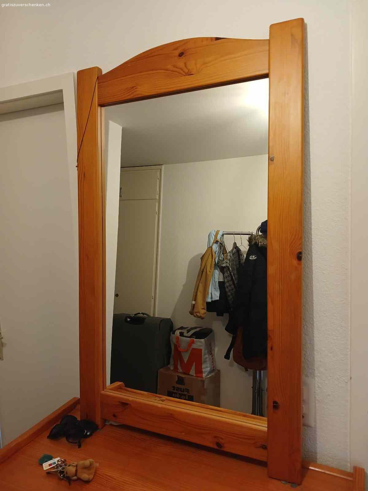 Kommode und Spiegel gratis zum verschenken. Kommode und Speigel gratis zum selber abholen. Kann sofort abgeholt werden.
Kommode und Spiegel Rahmen aus Holz.
Spiegel Breite: 73.5 cm Länge: 121 cm
Kommode Breite: 100 cm Länge: 82 cm Tiefe: 50 cm