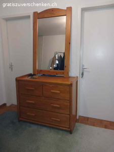 Kommode und Spiegel gratis zum verschenken. Kommode und Speigel gratis zum selber abholen. Kann sofort abgeholt werden.
Kommode und Spiegel Rahmen aus Holz.
Spiegel Breite: 73.5 cm Länge: 121 cm
Kommode Breite: 100 cm Länge: 82 cm Tiefe: 50 cm