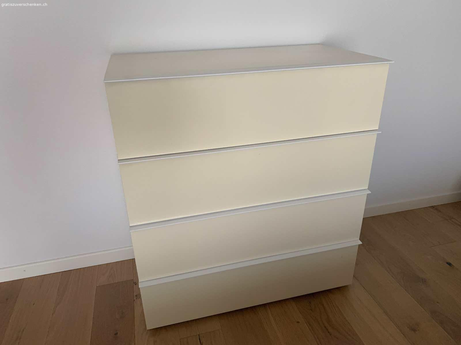 Kommode weiss. Kommode weiss glänzend mit 4 Schubladen.
Masse: Höhe 88,5, Breite 80, Tiefe 44

Farbe ist über die Zeit etwas gelblich geworden