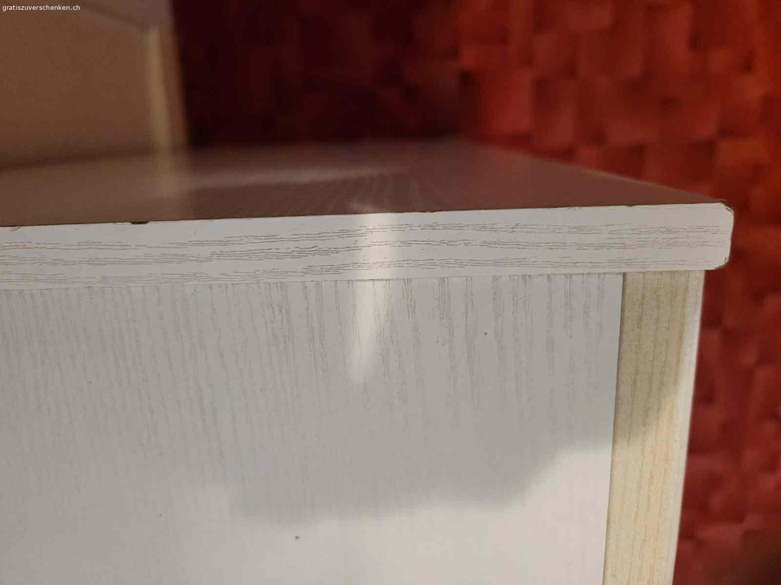 Kommode weiss. Blende vorne oben und unten crèmefarben (auf den Fotos sieht es leider aus wie gelb)
H 75cm, B 95cm, T 36cm, 2 Tablare
leichte Gebrauchsspuren auf linker Seite siehe Fotos, ansonsten tadellos

Selbstabholung in 4054
Lieferung durch uns müsste kurz besprochen werden