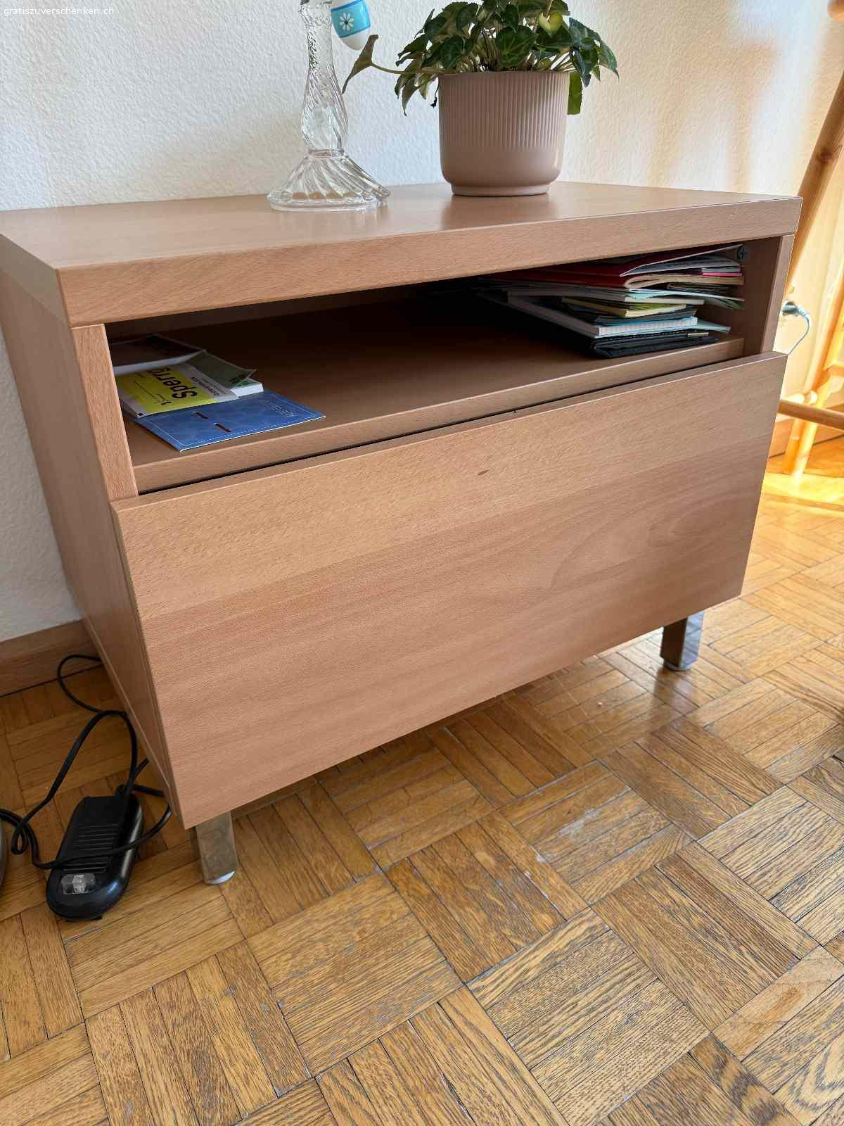 Kommode. Simple Kommode. Sehr guter Zustand. Schlicht, geradlinig. Ideal für die schnelle und unkomplizierte Einrichtung. Passt zum Bett, Nachttisch und ins Wohnzimmer.