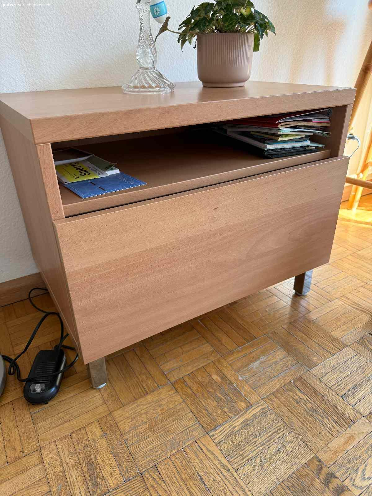 Kommode. Simple Kommode. Sehr guter Zustand. Schlicht, geradlinig. Ideal für die schnelle und unkomplizierte Einrichtung. Passt zum Bett, Nachttisch und ins Wohnzimmer.