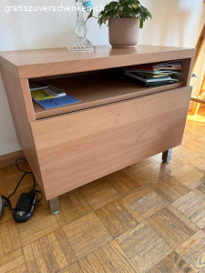Kommode. Simple Kommode. Sehr guter Zustand. Schlicht, geradlinig. Ideal für die schnelle und unkomplizierte Einrichtung. Passt zum Bett, Nachttisch und ins Wohnzimmer.
