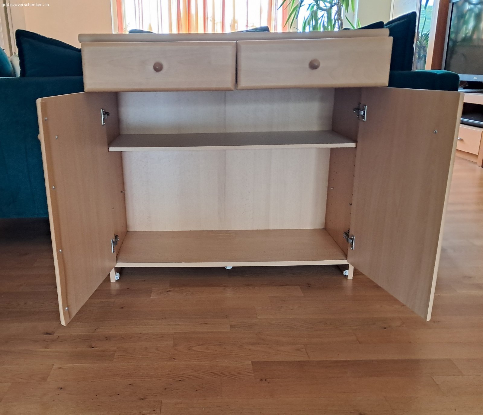 Kommode. Kommode mit zwei Schubladen, zwei Türen und einem durchgehenden, verstellbarem Tablar. Länge 88cm, Höhe 80cm und Tiefe 37cm zu verschenken. Muss abgeholt werden.