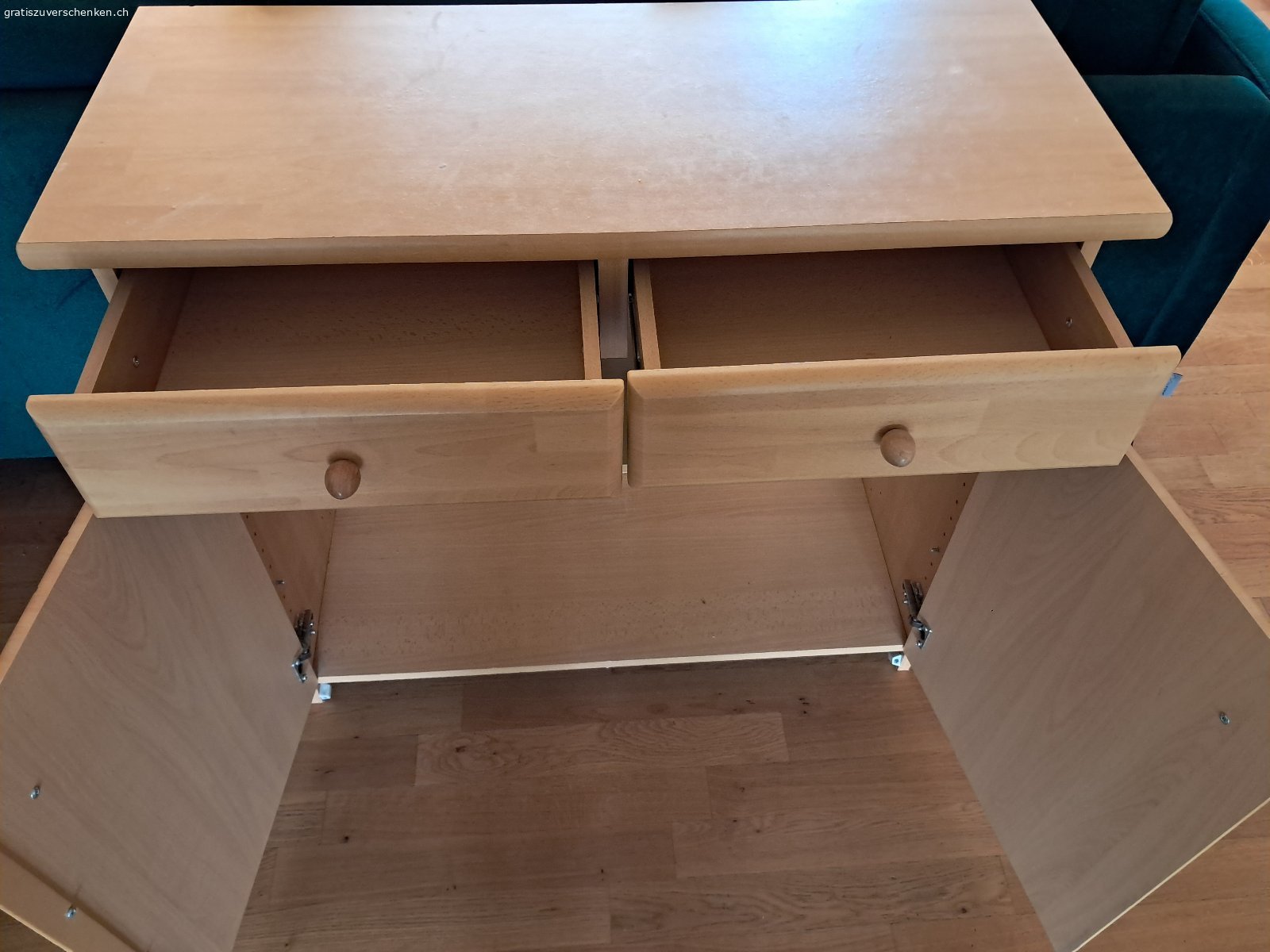 Kommode. Kommode mit zwei Schubladen, zwei Türen und einem durchgehenden, verstellbarem Tablar. Länge 88cm, Höhe 80cm und Tiefe 37cm zu verschenken. Muss abgeholt werden.