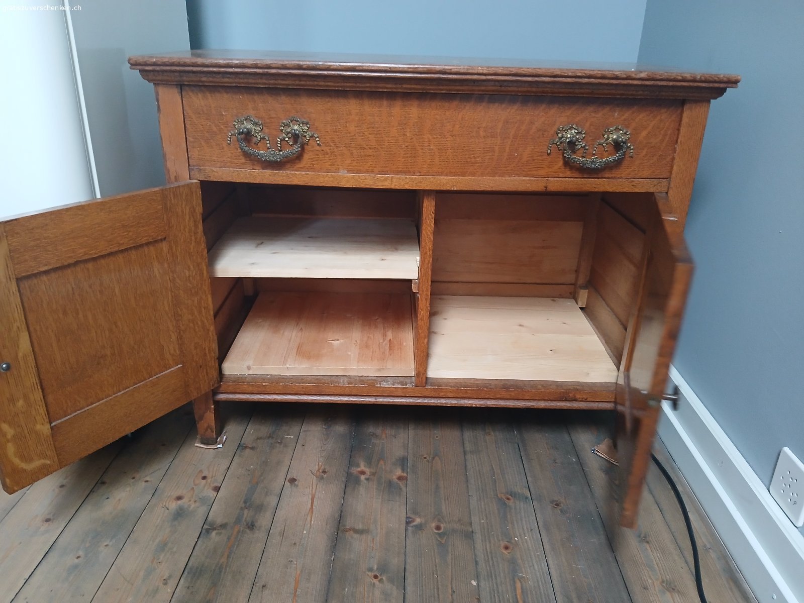 Kommode. Holzkommode in gutem Zustand, einige Gebrauchsspuren
L x B x H: 90 x 50 x 70
