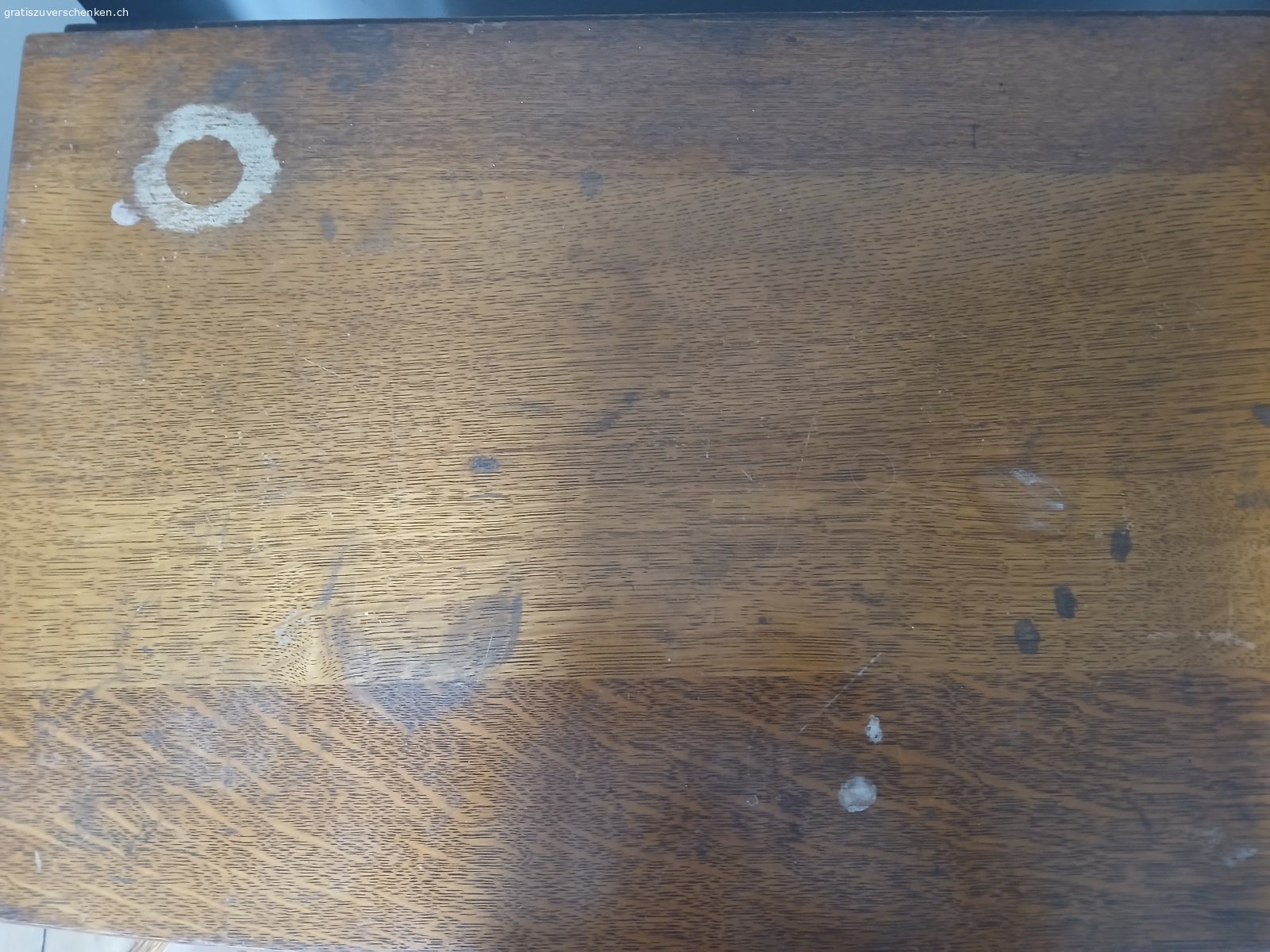 Kommode. Holzkommode in gutem Zustand, einige Gebrauchsspuren
L x B x H: 90 x 50 x 70