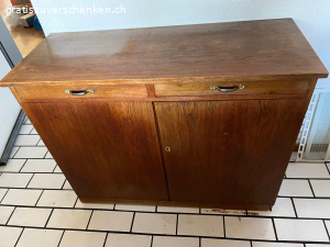 Komode. Schöne Komode aus Holz. Hat zwei Schubladen. Ohne Inhalt. Der Schlüssel ist nicht mehr vorhanden. Masse: Höhe 86 cm. Breite 110 cm. Tiefe 44 cm. In Uster abzuholen.