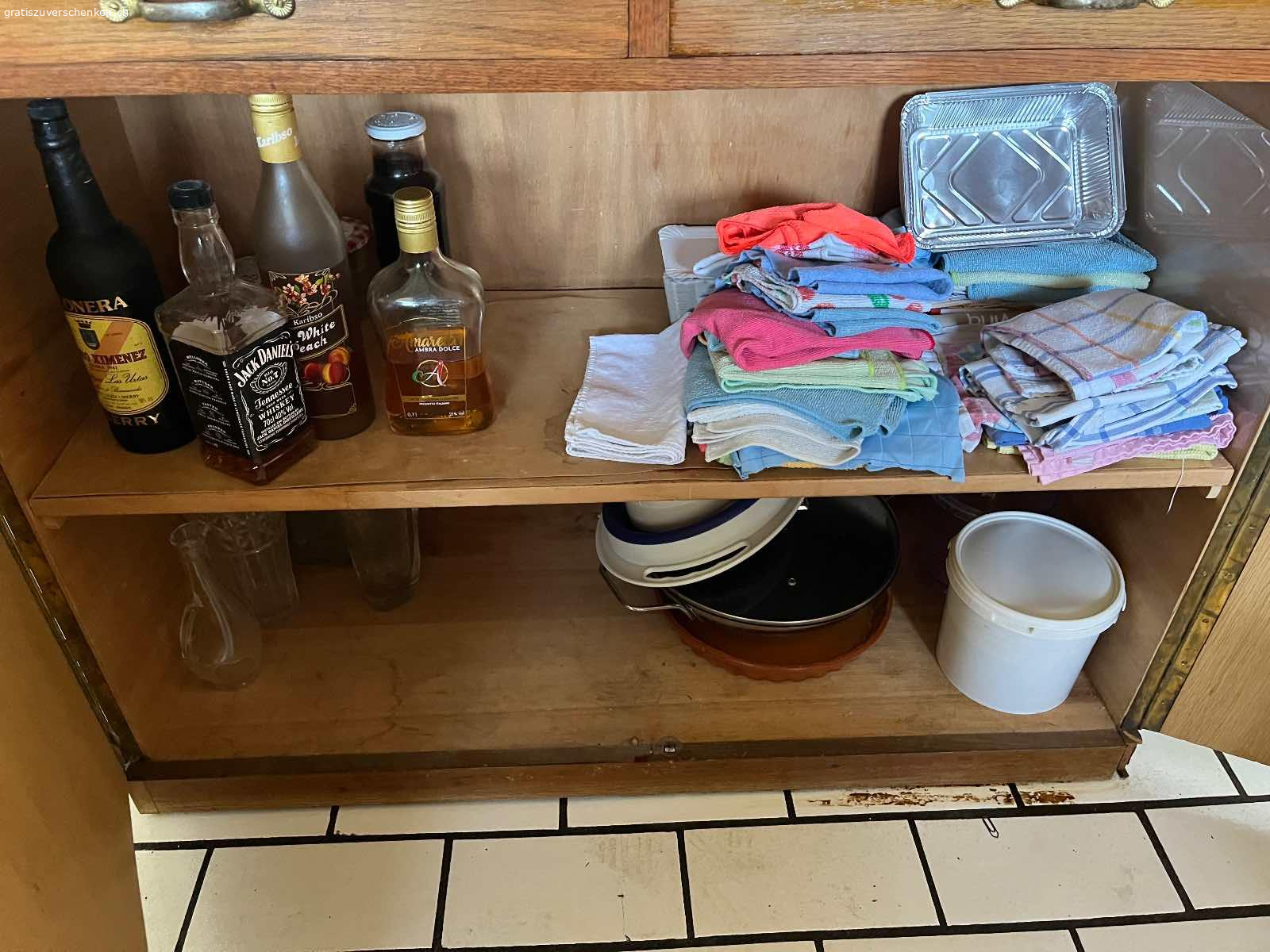 Komode. Schöne Komode aus Holz. Hat zwei Schubladen. Ohne Inhalt. Der Schlüssel ist nicht mehr vorhanden. Masse: Höhe 86 cm. Breite 110 cm. Tiefe 44 cm. In Uster abzuholen.