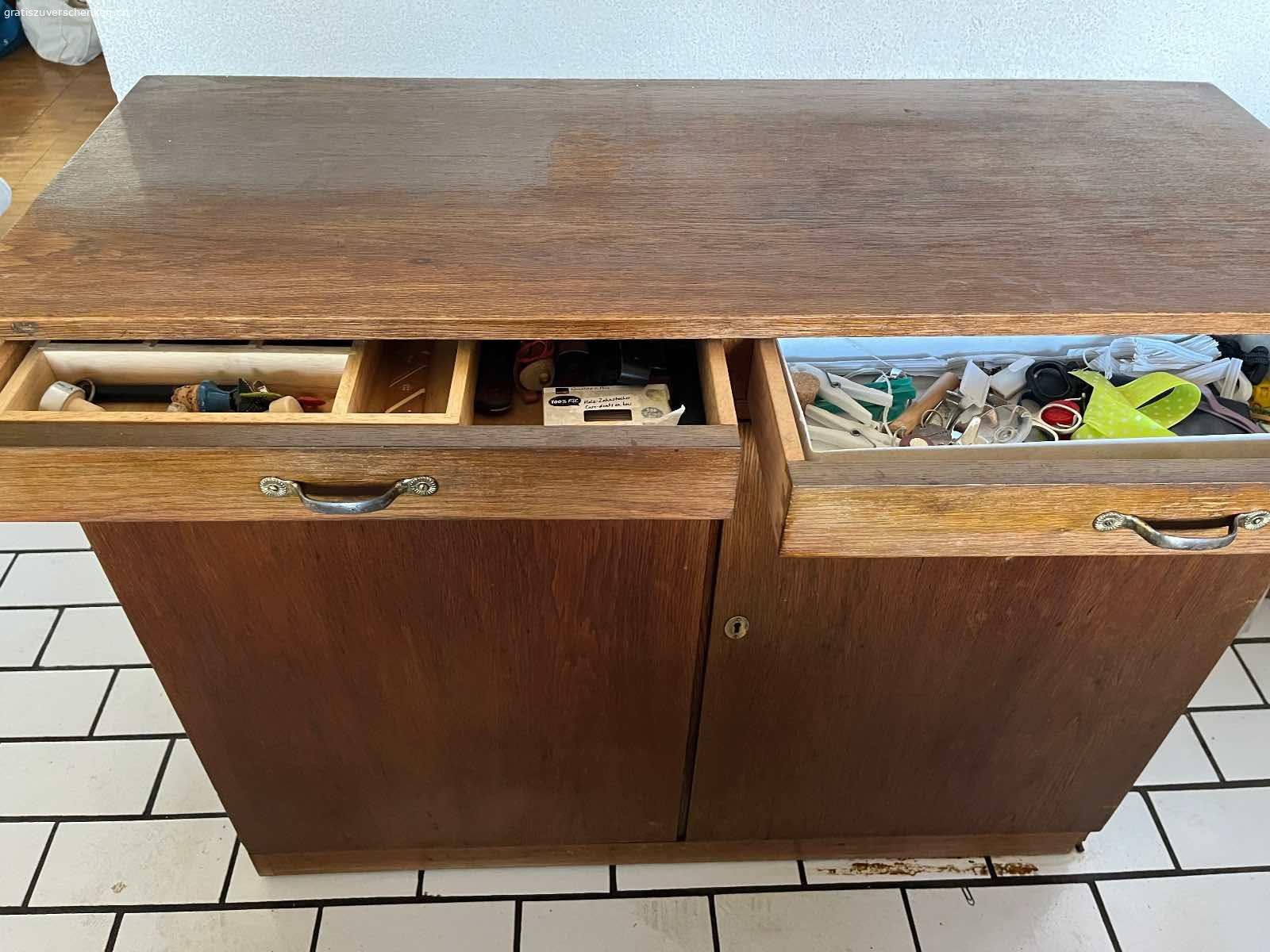Komode. Schöne Komode aus Holz. Hat zwei Schubladen. Ohne Inhalt. Der Schlüssel ist nicht mehr vorhanden. Masse: Höhe 86 cm. Breite 110 cm. Tiefe 44 cm. In Uster abzuholen.