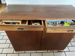 Komode. Schöne Komode aus Holz. Hat zwei Schubladen. Ohne Inhalt. Der Schlüssel ist nicht mehr vorhanden. Masse: Höhe 86 cm. Breite 110 cm. Tiefe 44 cm. In Uster abzuholen.