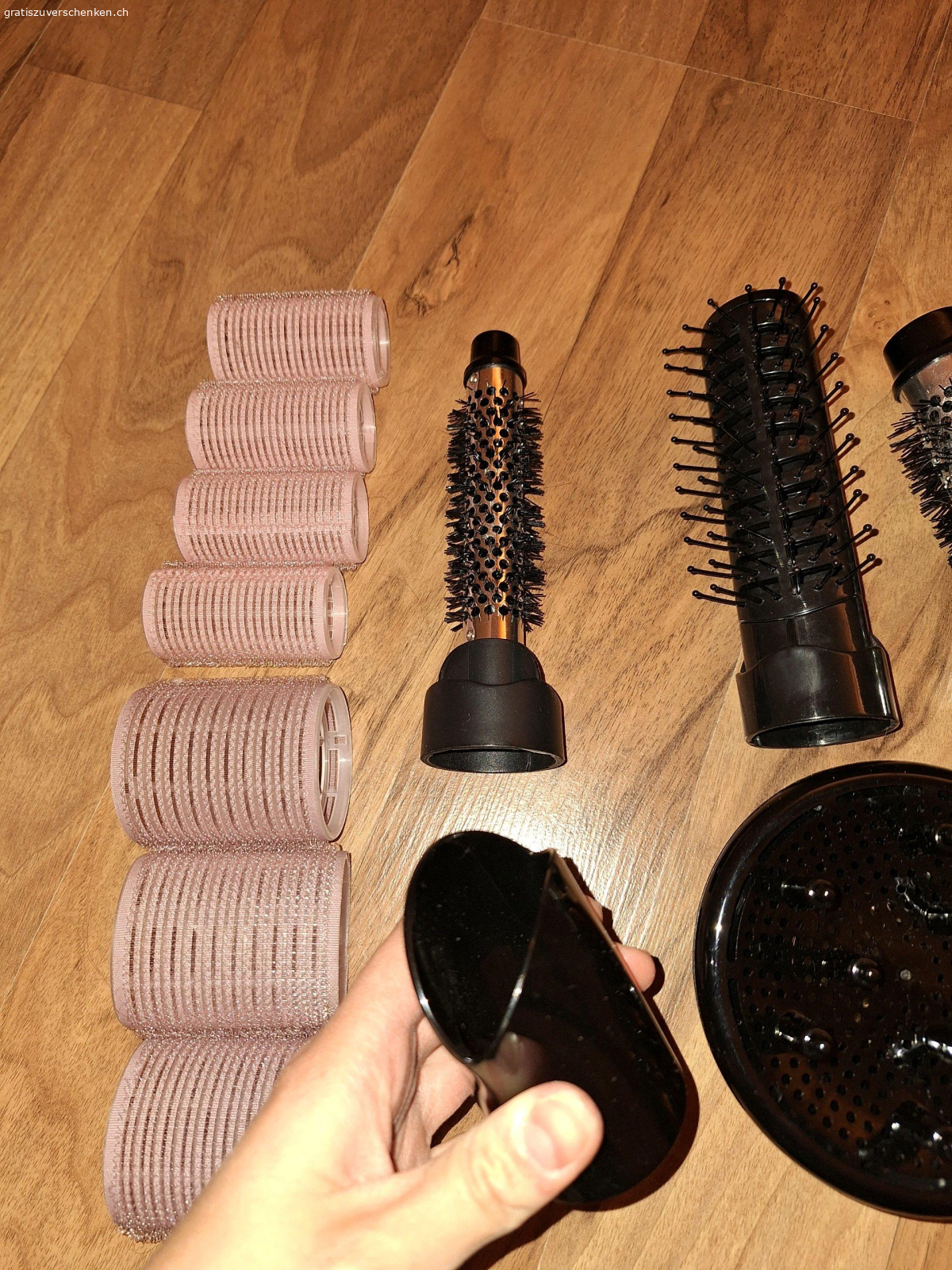 komplettes Set Föhnbürsten. 2 Bürsten mit Kabel und verschiedenen Aufsätzen. Voll funktionstüchtig. mit 7 Haarrollern und simplem Föhnaufsatz