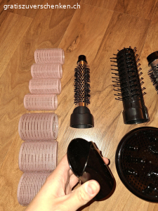 komplettes Set Föhnbürsten. 2 Bürsten mit Kabel und verschiedenen Aufsätzen. Voll funktionstüchtig. mit 7 Haarrollern und simplem Föhnaufsatz
