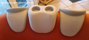 Kopfstützen / Gläserhalter Whirlpool. Mein Pool hat den Geist aufgegeben. Ich habe 2 Kopfstützen und 1 Gläser / Becher Halter für einen aufblasbaren Whirlpool abzugeben. Guter Zustand. Gereinigt. Desinfiziert.  1 Blätterfänger.