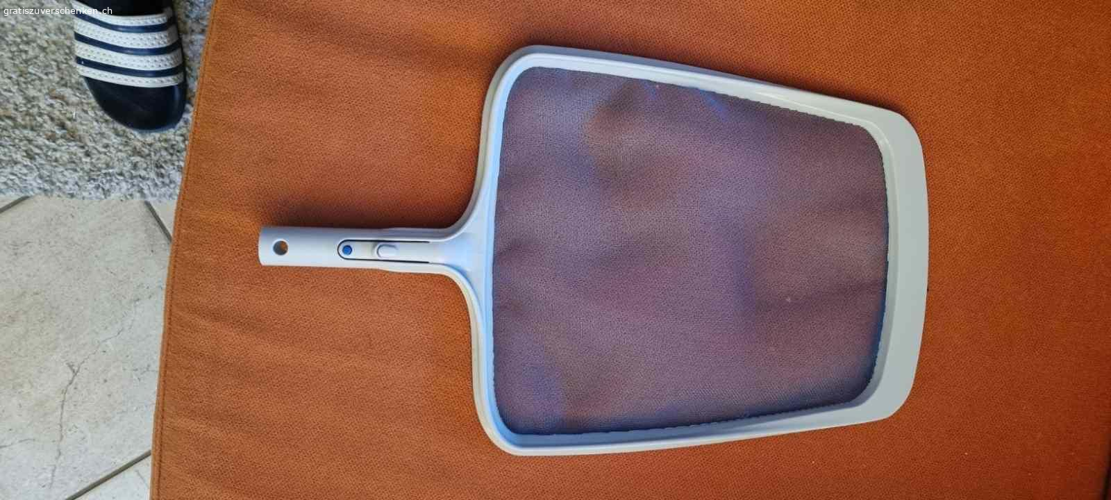 Kopfstützen / Gläserhalter Whirlpool. Mein Pool hat den Geist aufgegeben. Ich habe 2 Kopfstützen und 1 Gläser / Becher Halter für einen aufblasbaren Whirlpool abzugeben. Guter Zustand. Gereinigt. Desinfiziert.  1 Blätterfänger.