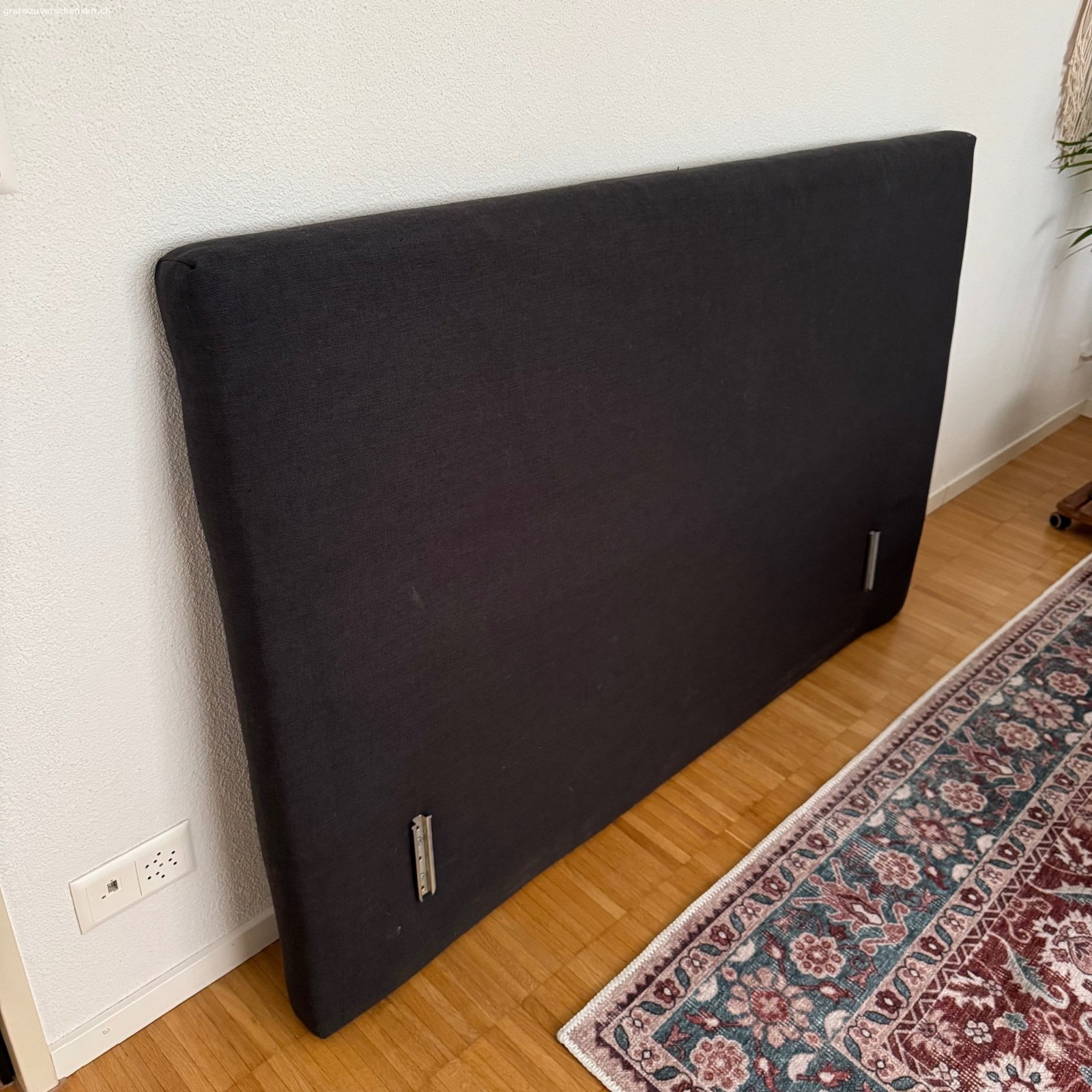 Kopfteil für Bett. Ich verschenke ein gepolstertes Kopfteil in Dunkelgrau.

Maße:

* Breite: 160 cm
* Höhe: 100 cm
* Tiefe: ca. 8 cm

Das Kopfteil befindet sich in einem guten Zustand und weist nur leichte Gebrauchsspuren auf. Es ist stabil und kann einfach an einem passenden Bettgestell befestigt werden.

Nur abholung.