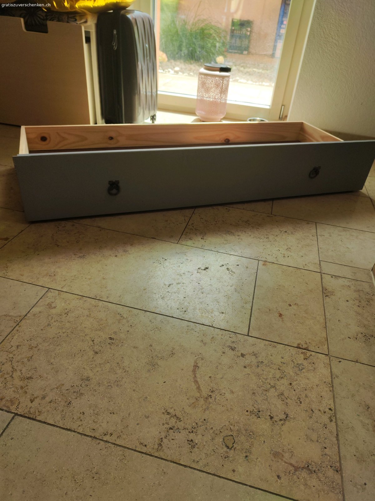 Kostenloses Holzbett mit 2 Schublade. 200×180 Massivholz
Bereits zerlegt, daher wurden die Originalbilder des Herstellers verwendet.
Der Lattenrost benötigt seitlich eine kleine Anpassung (z. B. Holzleisten), damit er richtig aufliegt.
Selbstabholung
