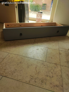 Kostenloses Holzbett mit 2 Schublade